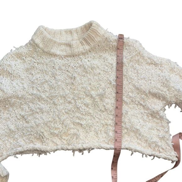 Urban Outfitters Distressed White Boxy Cropped Sweater Women’s M Soft Cozy Comfy - Picture 7 of 11